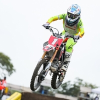 【2024年全日本モトクロス選手権Rd.7 TOKIO INKARAMI Super Motocross レディースクラス】地元の川井麻央が勝利を収め、3位となった本田七海と同点ながら、ランキングトップに再浮上!!!