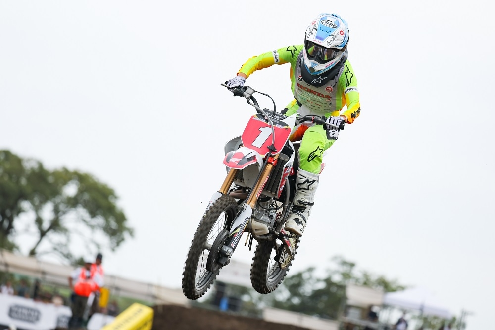 【2024年全日本モトクロス選手権Rd.7 TOKIO INKARAMI Super Motocross レディースクラス】地元の川井麻央が勝利を収め、3位となった本田七海と同点ながら、ランキングトップに再浮上!!!