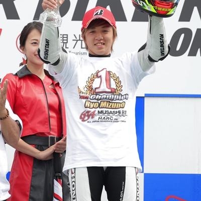 【全日本ロードレース選手権JGP2クラス第8戦】水野涼が今季5勝目を飾りタイトル獲得!!