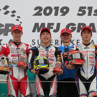 【全日本ロードレース第8戦 鈴鹿 J-GP2 結果レポート】 榎戸育寛が最後のレースの勝者に！名越哲平が最後のチャンピオンを獲得！